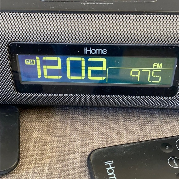 iHome radio, wall plug and/or battery operated. - Picture 3 of 5
